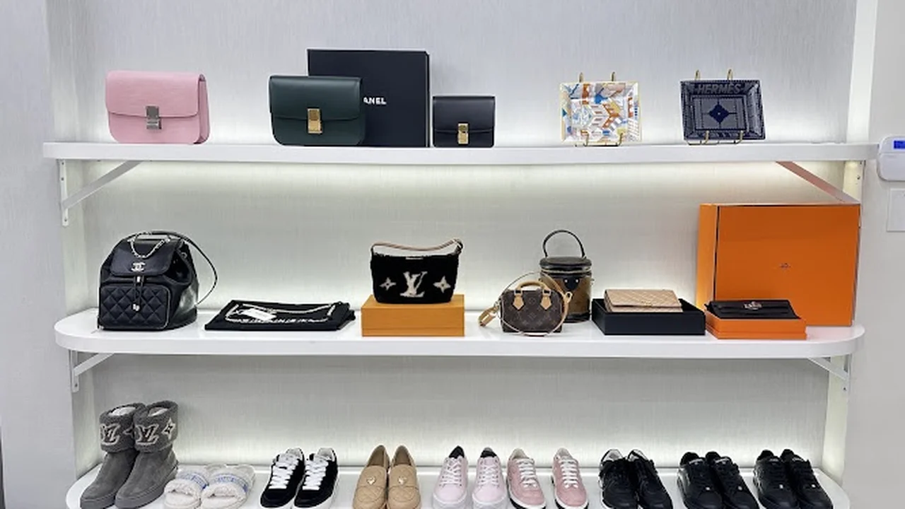 Consignment store in Frontenac, Missouri: YINOVE LUXE