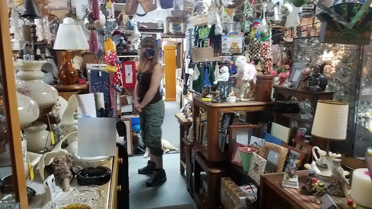 Consignment store in Milford, Pennsylvania: Yvonne's Lil'o This-n-That