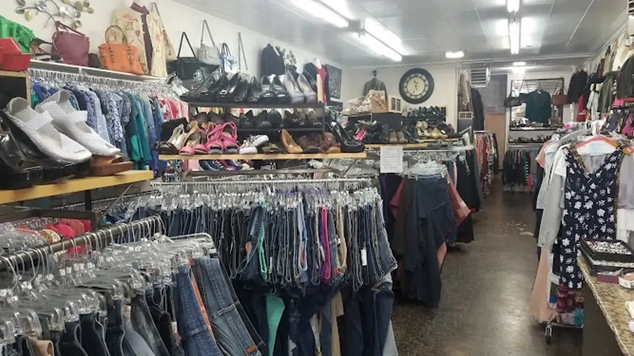 Consignment store in Spokane, Washington: ZipperZ on Garland
