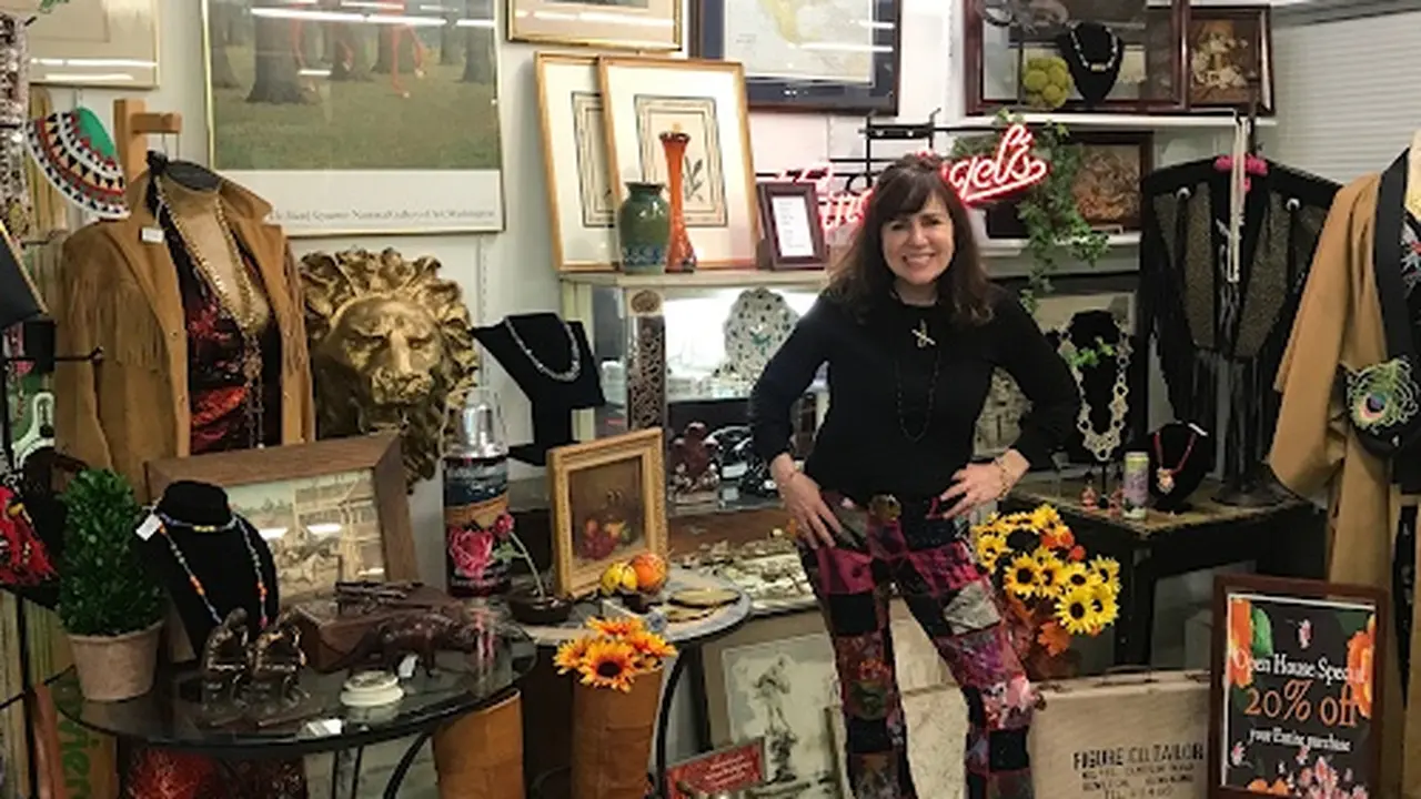 Consignment store in Lemoyne, Pennsylvania: ZOE'S